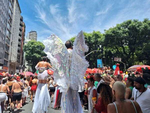 Foto colorida de foliões desfilando no bloco Tarado Ni Você do Carnaval de SP - Metrópoles