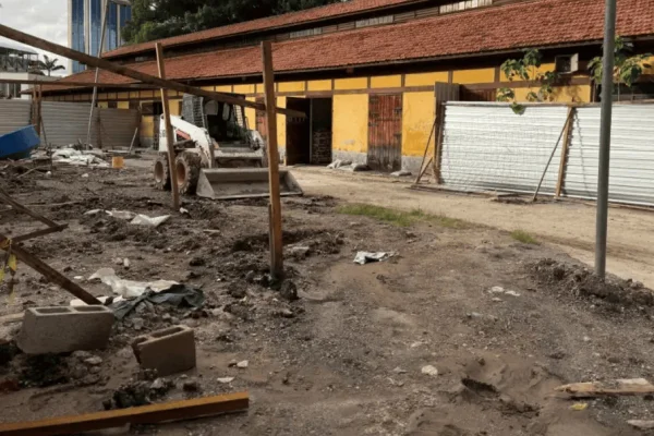 Imagem colorida de obra de churrascaria em parque