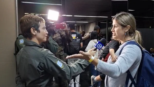 Imagem colorida da brasileira Carolina Rizzo, que desembarcou no vôo desta madrugada - Metrópoles