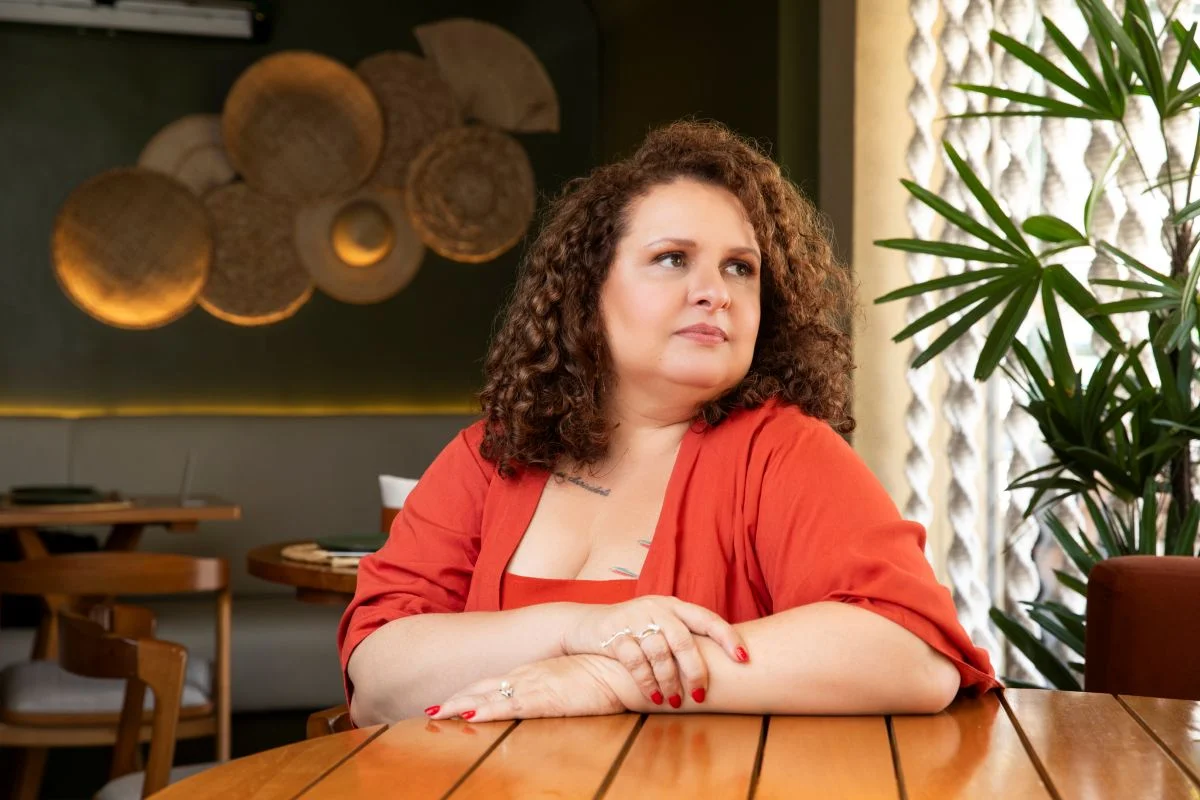 Intitulado Amar É Inadiável, o novo livro de crônicas de Socorro Acioli promete abordar diferentes formas de amor em histórias que falam sobre leitura, literatura e escrita, além de trazerem uma faceta mais pessoal com as vivências e as percepções dela Intitulado Amar É Inadiável, o novo livro de crônicas de Socorro Acioli promete abordar diferentes formas de amor em histórias que falam sobre leitura, literatura e escrita, além de trazerem uma faceta mais pessoal com as vivências e as percepções dela