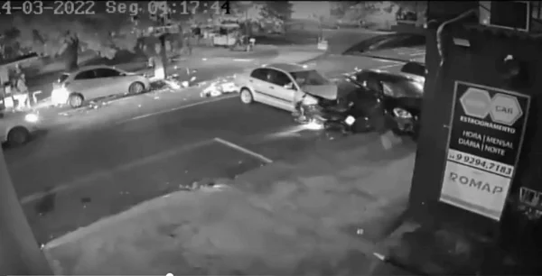 Vídeo mostra momento que carro atropela pedestres e bate em veículos em Uberlândia