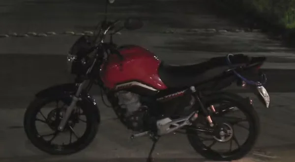 Imagem de moto vermelha de alta cilindrada usada por criminosos que atropelaram uma mulher grávida enquanto fugiam da polícia - Metrópoles