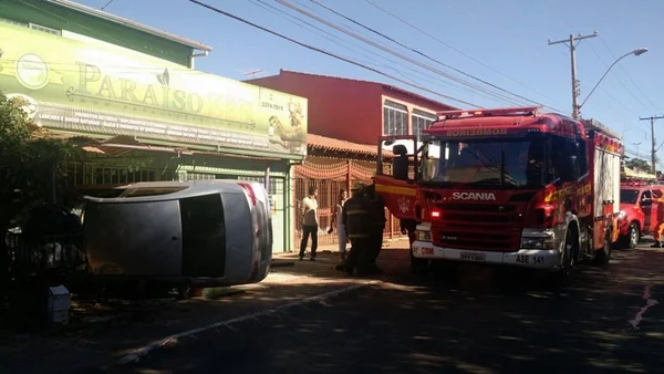 Carro capota e quase invade loja em Ceilândia