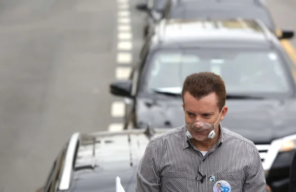 Celso Russomanno candidato a prefeitura de sao paulo faz campanha na rua e come pastel