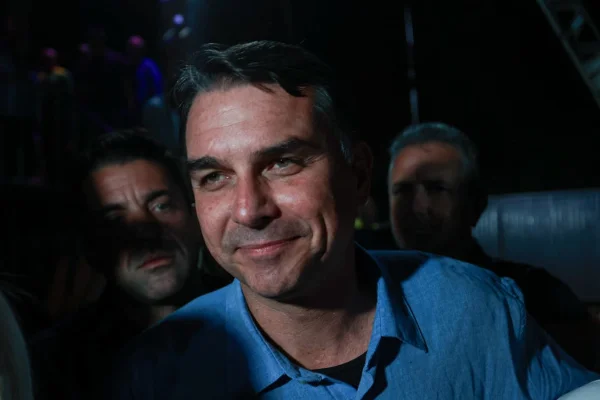 Flávio Bolsonaro deixa convenção do PL no Distrito Federal