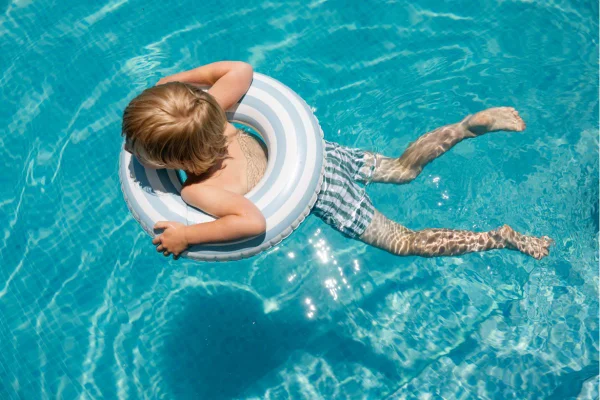 Foto colorida de uma criança na piscina - Metrópoles