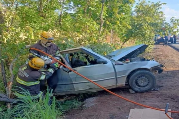Três mulheres e duas crianças morrem em acidente de carro na BR-020
