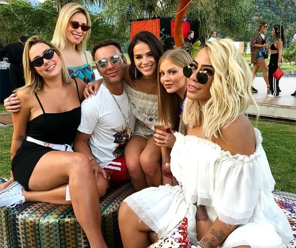 Sem rivalidade! Ex de Neymar prestigia aniversário de Bruna Marquezine