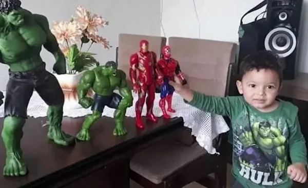 Foto colorida mostra Bruno Alisson, de 3 anos, diante de bonecos do Hulk, Homem de Ferro e Homem-Aranha - Metrópoles