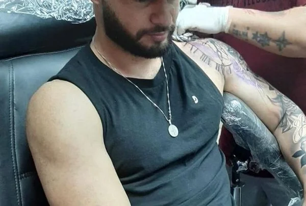 Homem morre durante sessão de tatuagem no PR - Metrópoles