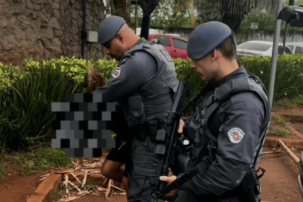 Polícia Militar prende suspeito de roubar e tentar sequestrar militar do Exército Brasileiro.