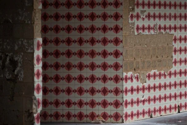 Retirada dos azulejos do Bloco B da 314 Sul