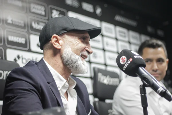 Foto colorida de Álvaro Pacheco, ex-treinador do Vasco - Metrópoles