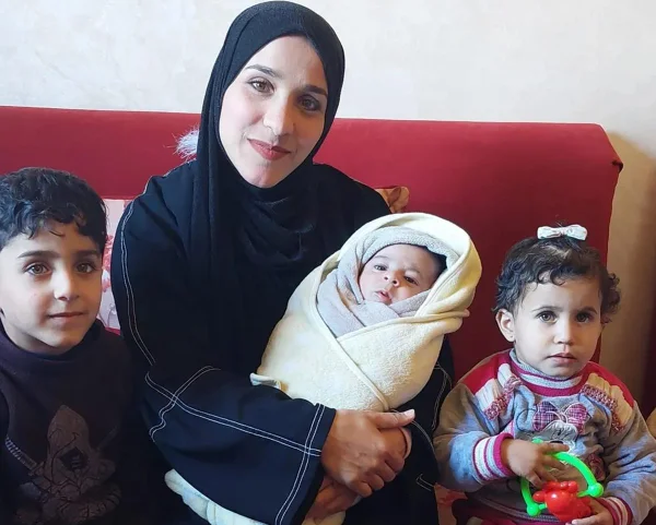 Imagem colorida de brasileira e seus três filhos que devem deixar a Faixa de Gaza - Metrópoles