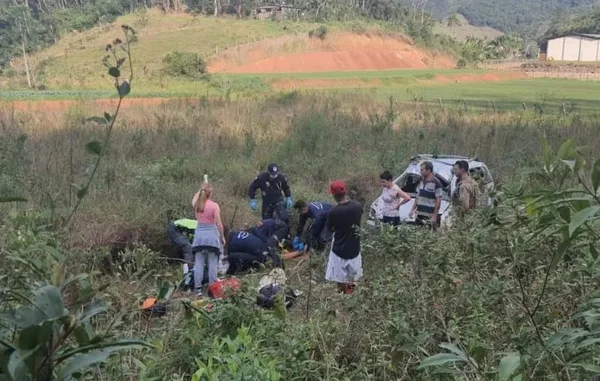 Três jovens são arremessados de carro após acidente em SC