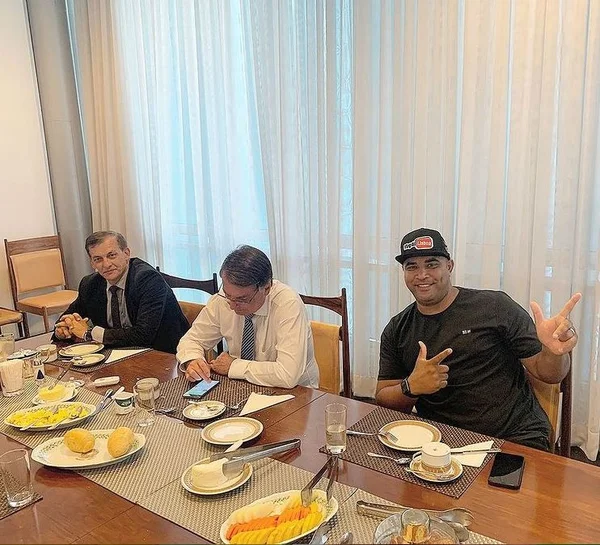 Um dia após “recuo”, Bolsonaro toma café com blogueiro defensor do fechamento do STF