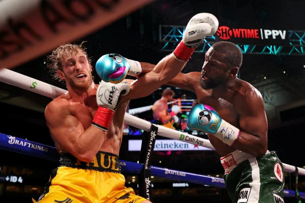 Em meio a provocações, Floyd Mayweather domina youtuber Logan Paul