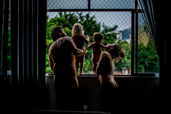 Famílias fazem ensaios fotográficos para desmistificar a nudez