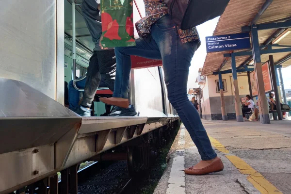 Imagem mostra vão entre trem e plataforma - Metrópoles