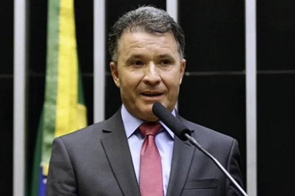 imagem do deputado Darci de Matos falando no plenário da Câmara dos Deputados