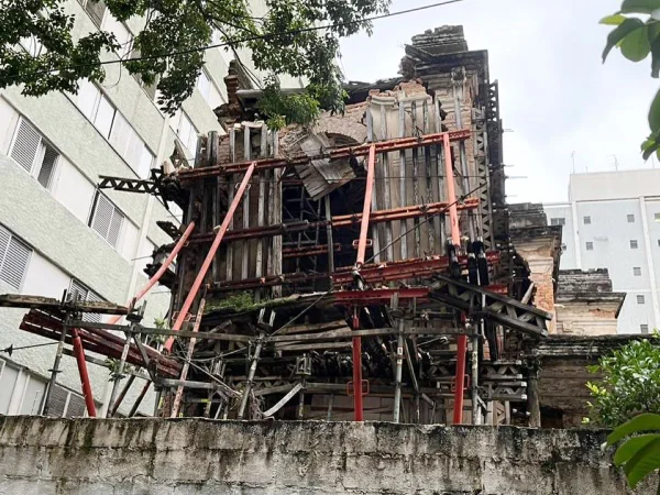 imagem colorida mostra imóvel desabando no centro de sp - metrópoles