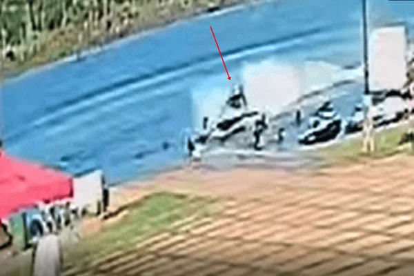 Jet ski atinge duas crianças