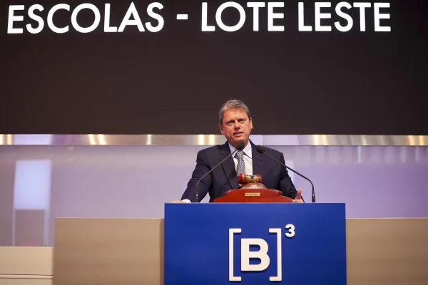 Tarcísio de Freitas participa de Sessão Pública de Leilão da Parceria Público-Privada Novas Escolas - Lote Leste - Metrópoles