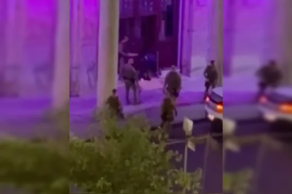 Vídeo flagra PMs agredindo homens em situação de rua no centro de Florianópolis