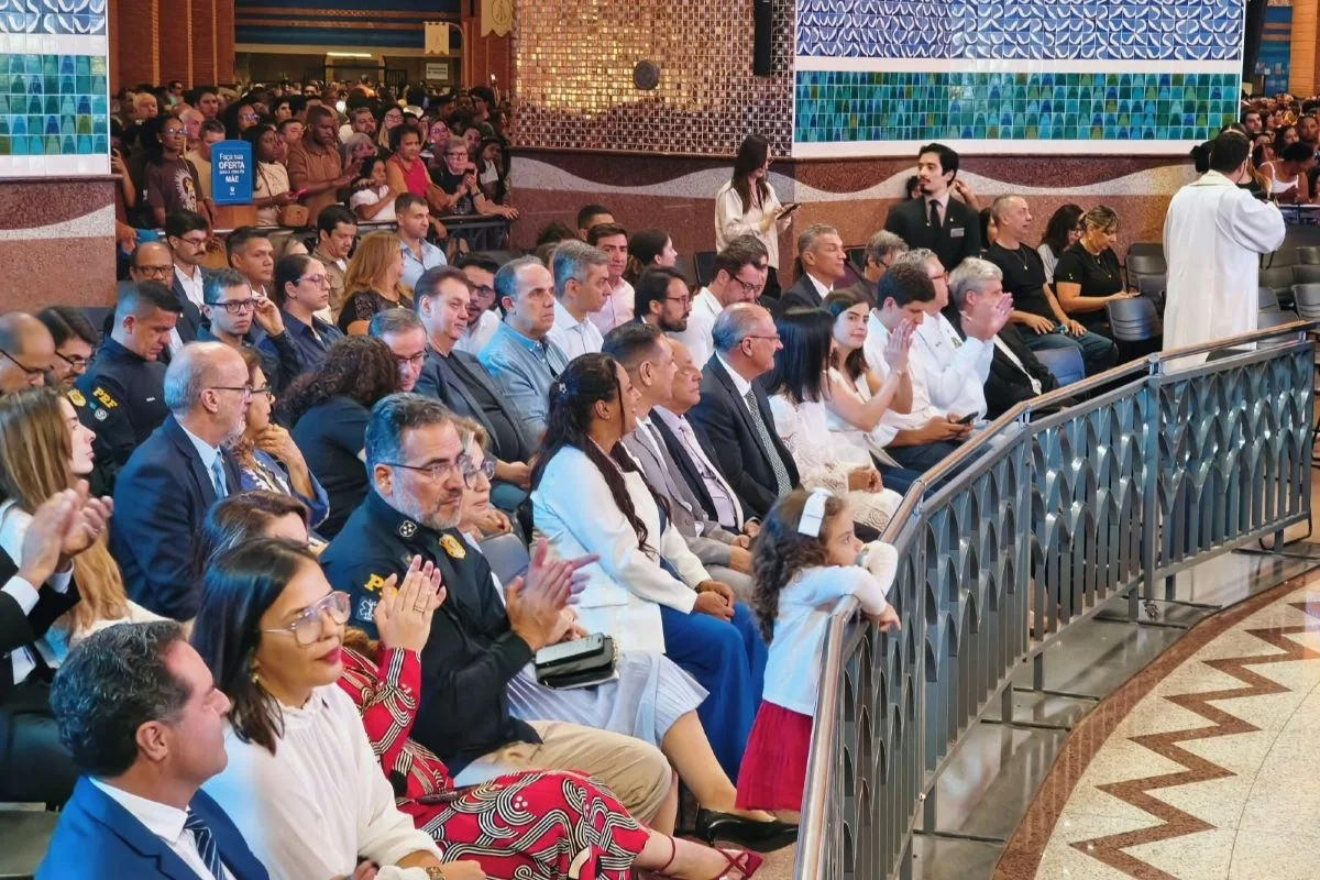 Políticos acompanham missa no Santuário de Nossa Senhora de Aparecida, em SP Políticos acompanham missa no Santuário de Nossa Senhora de Aparecida, em SP