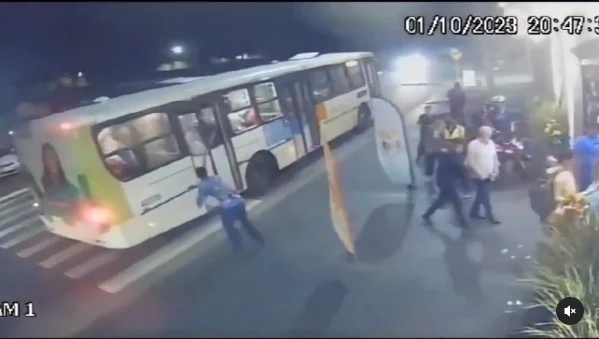 imagem colorida torcedores atacam onibus goias