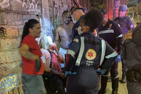 Homem é agredido no rosto com garrafa de vidro em famoso bar de SP