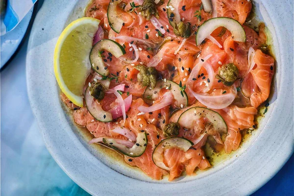 Prato com carpaccio de salmão