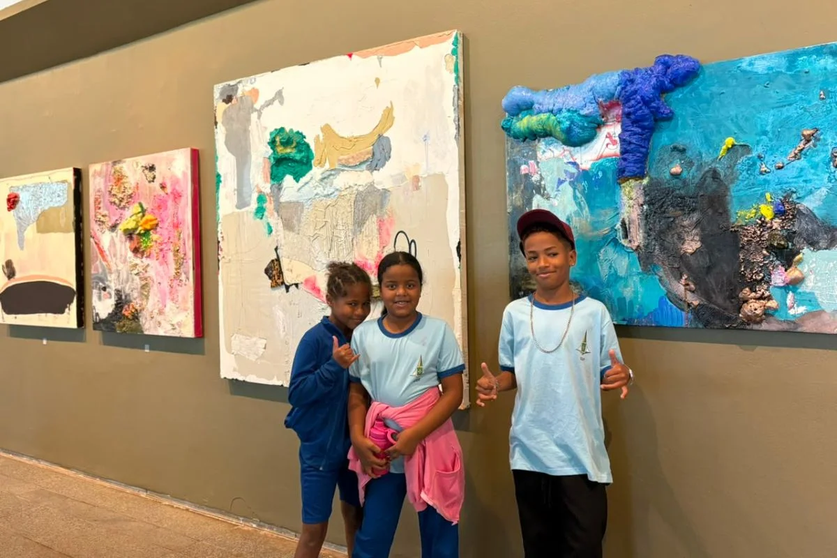 Estudantes do Itapoã visitam mostra Constelações Contemporâneas Estudantes do Itapoã visitam mostra Constelações Contemporâneas