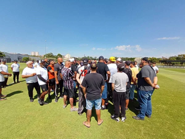 Torcida do Corinthians invade CT em protesto e interrompe treino