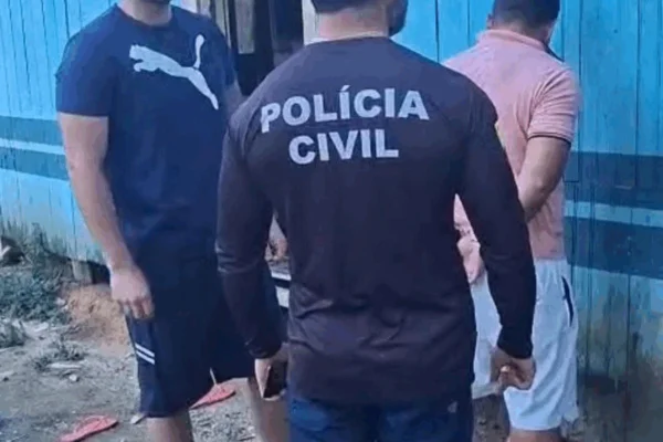 Imagem colorida mostra suspeito sendo preso