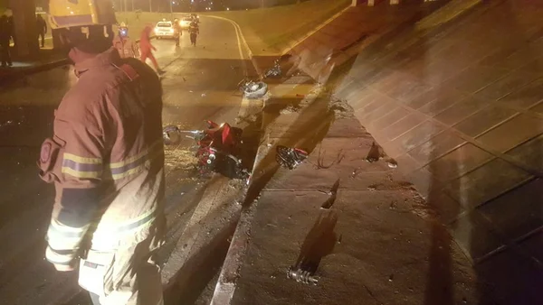 Motociclista bate em viaduto na L4 Norte e morre na hora