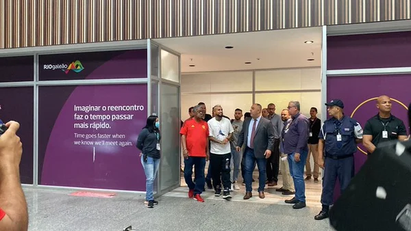Arturo Vidal desembarca no Rio após acerto com Flamengo