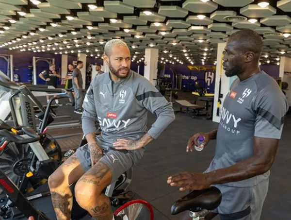 Imagem colorida de Neymar fazendo exercício - Metrópoles