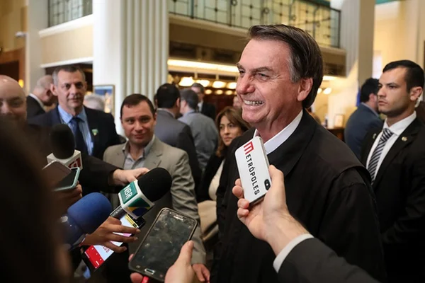“Nada se falou sobre cargos”, diz Bolsonaro em dia de articulações
