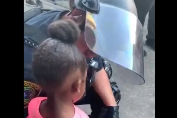 Vídeo. Policial conforta menina de 5 anos que perguntou se iria ser baleada