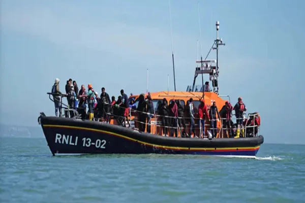 Reino Unido inicia detenção de migrantes para Ruanda - Metrópoles