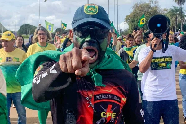 Acampamento bolsonarista no QG do Exército com movimentação de forças de seguranças. Elas recuaram no plano de retirar a estrutura - Metrópoles