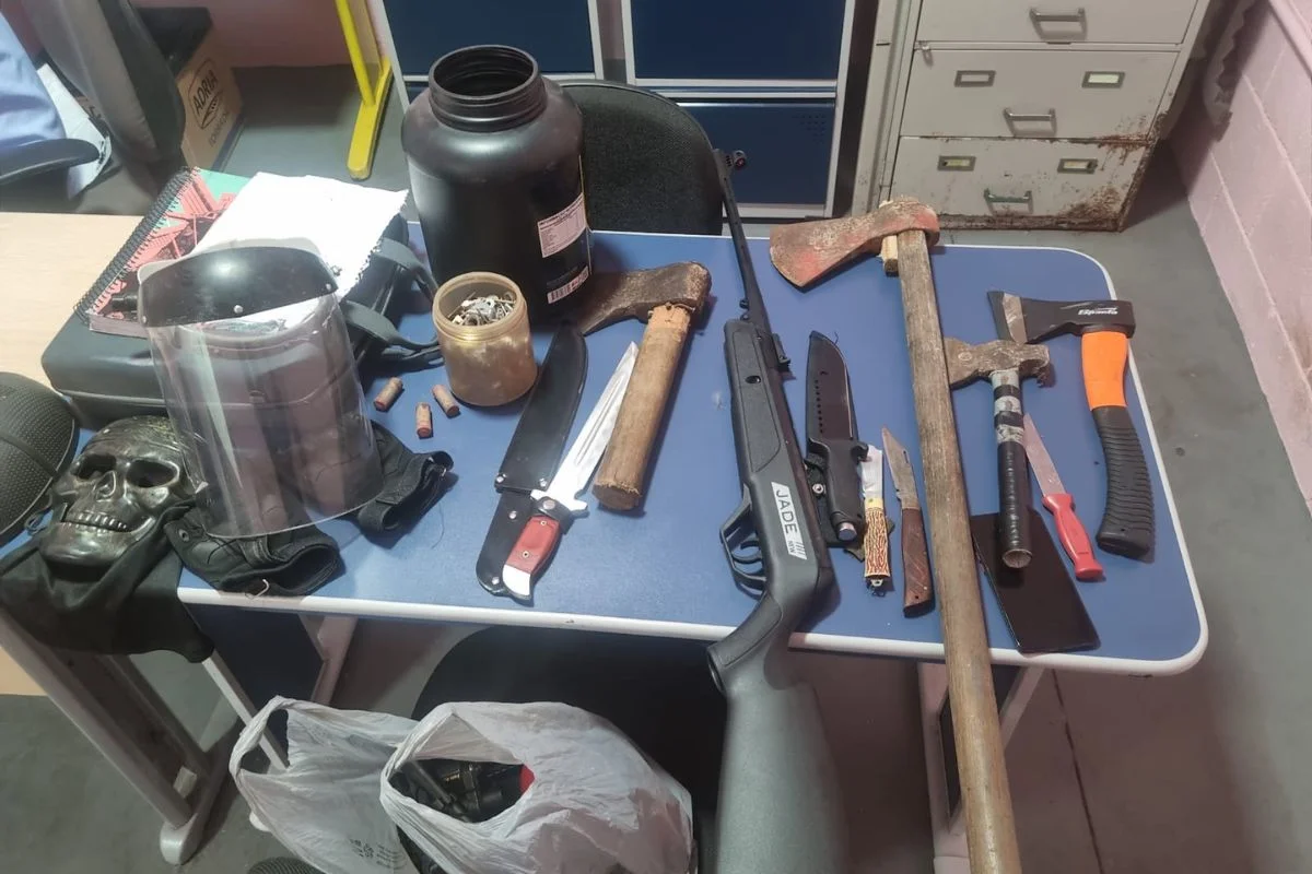 Objetos apreendidos com adolescente suspeito de planejar ataque Objetos apreendidos com adolescente suspeito de planejar ataque