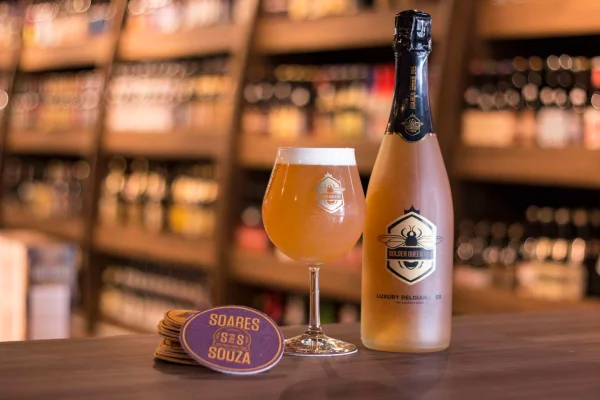 Conheça a cerveja de luxo que traz flocos de ouro na composição