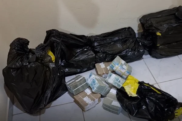 Imagem colorida mostra PF encontra R$ 3,2 milhões em sacos de lixo em Roraima - Metrópoles