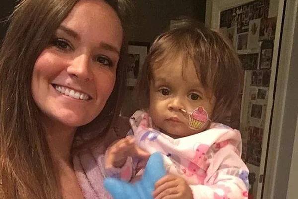 Babá de 22 anos tem atitude belíssima para salvar a vida de bebê