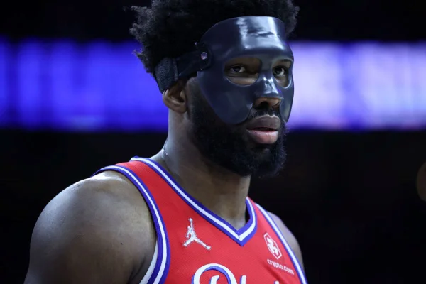 Com Embiid e brilho de James Harden, 76ers empatam série com Miami