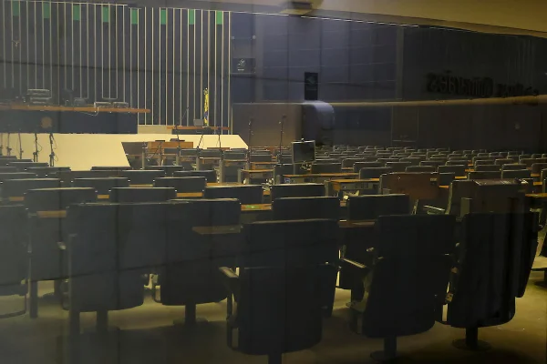 Imagem colorida mostra plenário da Câmara dos Deputados - Metrópoles