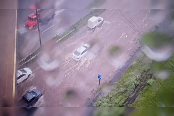 Tempestade atinge regiões do DF, causa alagamentos e impacta trânsito