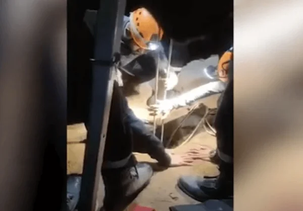 Esquipes de resgate tentam salvar criança presa em poço